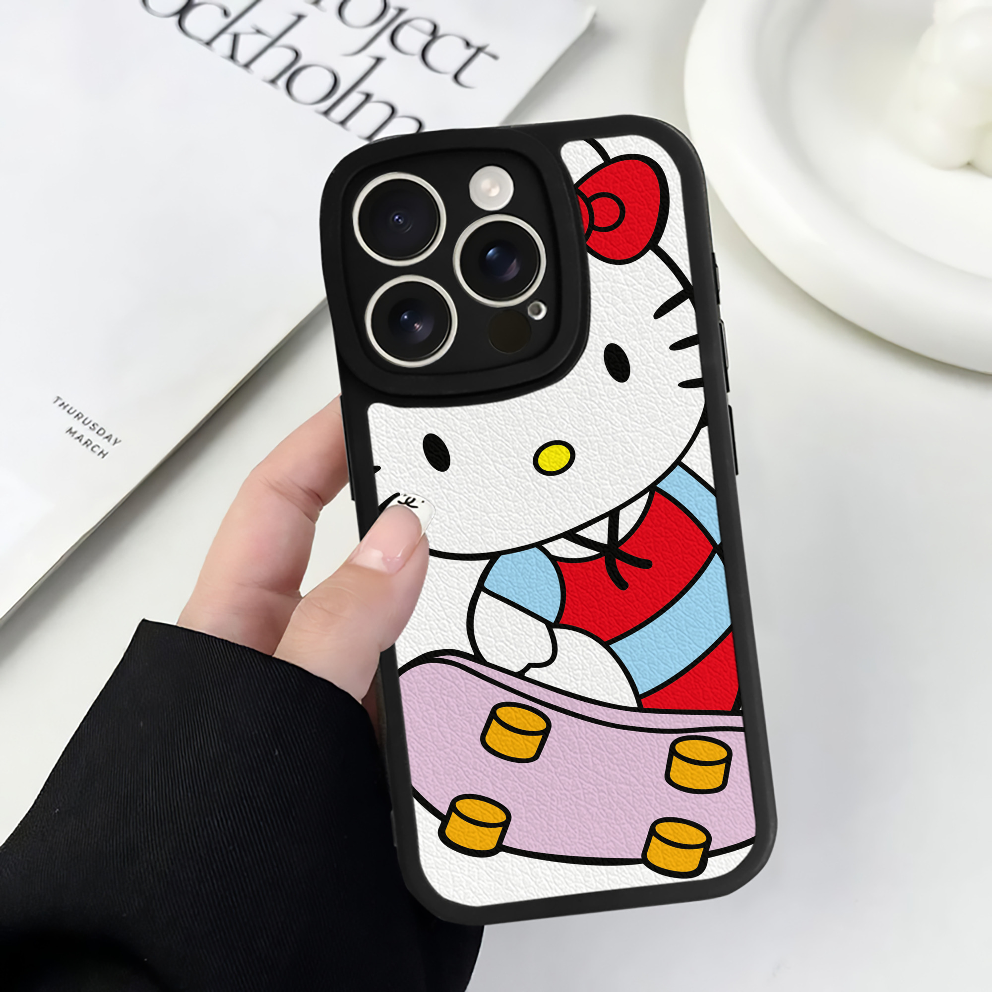 （画像用） Hello Kitty ハローキティ 【iPhone 16シリーズ対応】シリコンスマホケース（レザー調） 材質：シリコン